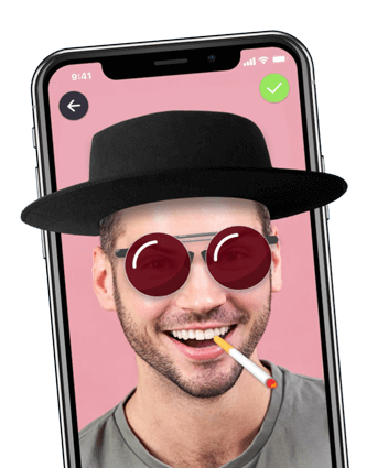 Homme avec un chapeau virtuel et des lunettes de soleil sur l'écran du téléphone.