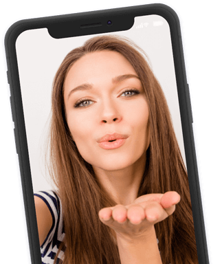 Femme envoyant un baiser depuis l'écran d'un smartphone